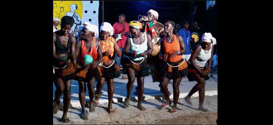 Mafongo with Dancers, Festival de Bubaque (Bijagos Archipelago, Guinea-Bissau), Photo by Gill Harvey ©