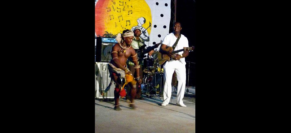 Sambala Kanouté (guitar), Festival de Bubaque (Bijagos Archipelago, Guinea-Bissau), Photo by Gill Harvey ©